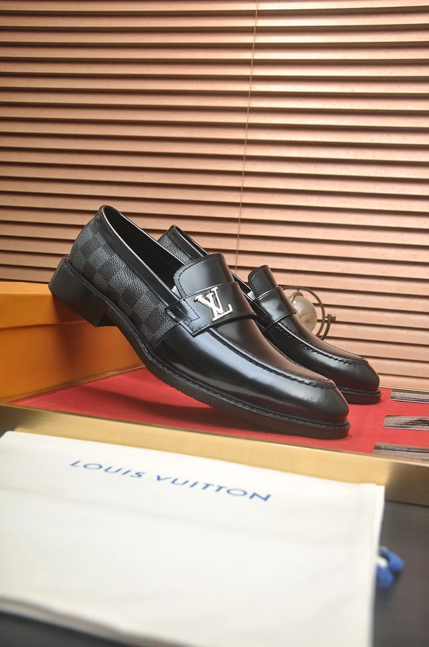 Men's men's shoes 💰460💶 [LV] (original single cowhide lining) 🍀LV's latest genuine leather business suit shoes are launched simultaneously on the official website. The first-layer cowhide imported from Italy is made of heavy gold, 💥1:1 rubber outsole from the official website. Versatile to wear, high-end without losing class, and the color combination is extraordinary. This four-season style is alluring when worn on your feet, showing off your big-name flair. Standard code 38-45 (45 customized)